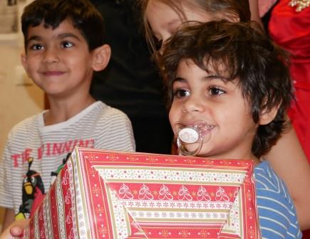 Große Freude bei der Übergabe eines Weihnachtspäckchens 2020 aus Guben in einer Einrichtung der Schlesischen Diakonie.